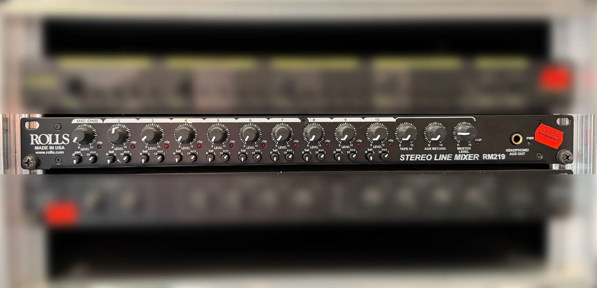 Der ROLLS RM219 Stereo-Line-Mixer ist ein Mischer für Line-Pegel-Signale, der über neun Stereokanäle mit 6,3-mm-Klinkeneingängen.