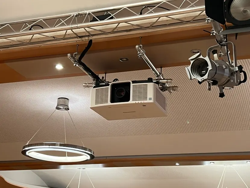 Installation Beamer im Gemeindesaal